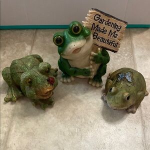 Green Frog Garden Figurines. Outdoor Frog Decor. Super cute! 🐸